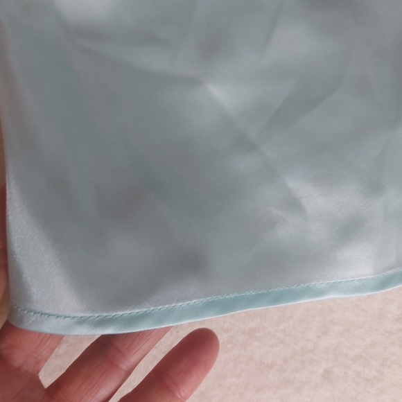 Silky sleeveless blouse with bow - Picture 5 of 5